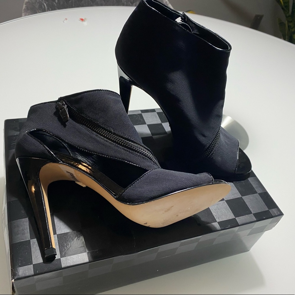 Peep toe side zipper black bootie